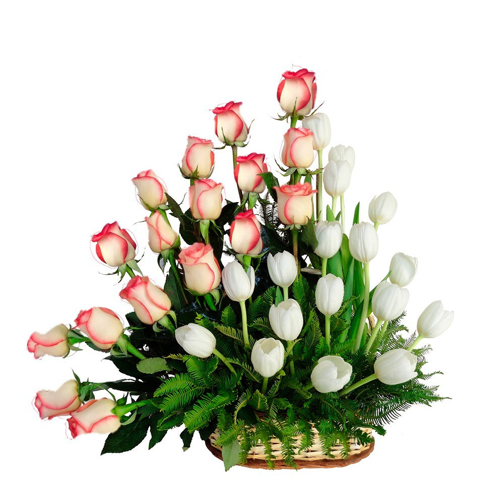 Canasta con 17 rosas y 17 tulipanes variados, rosas blush (crema con borde rojo)