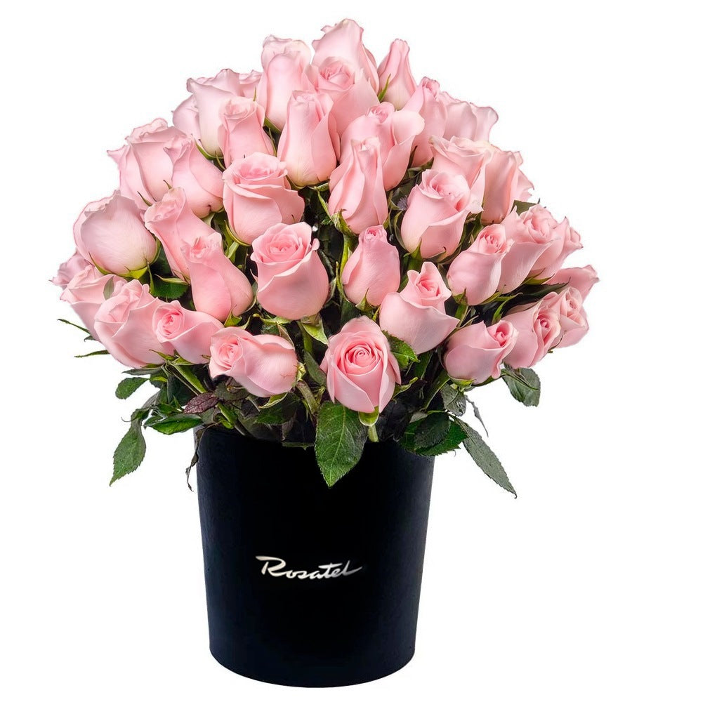 Sombrerera negra grande con 60 rosas, rosas rosadas