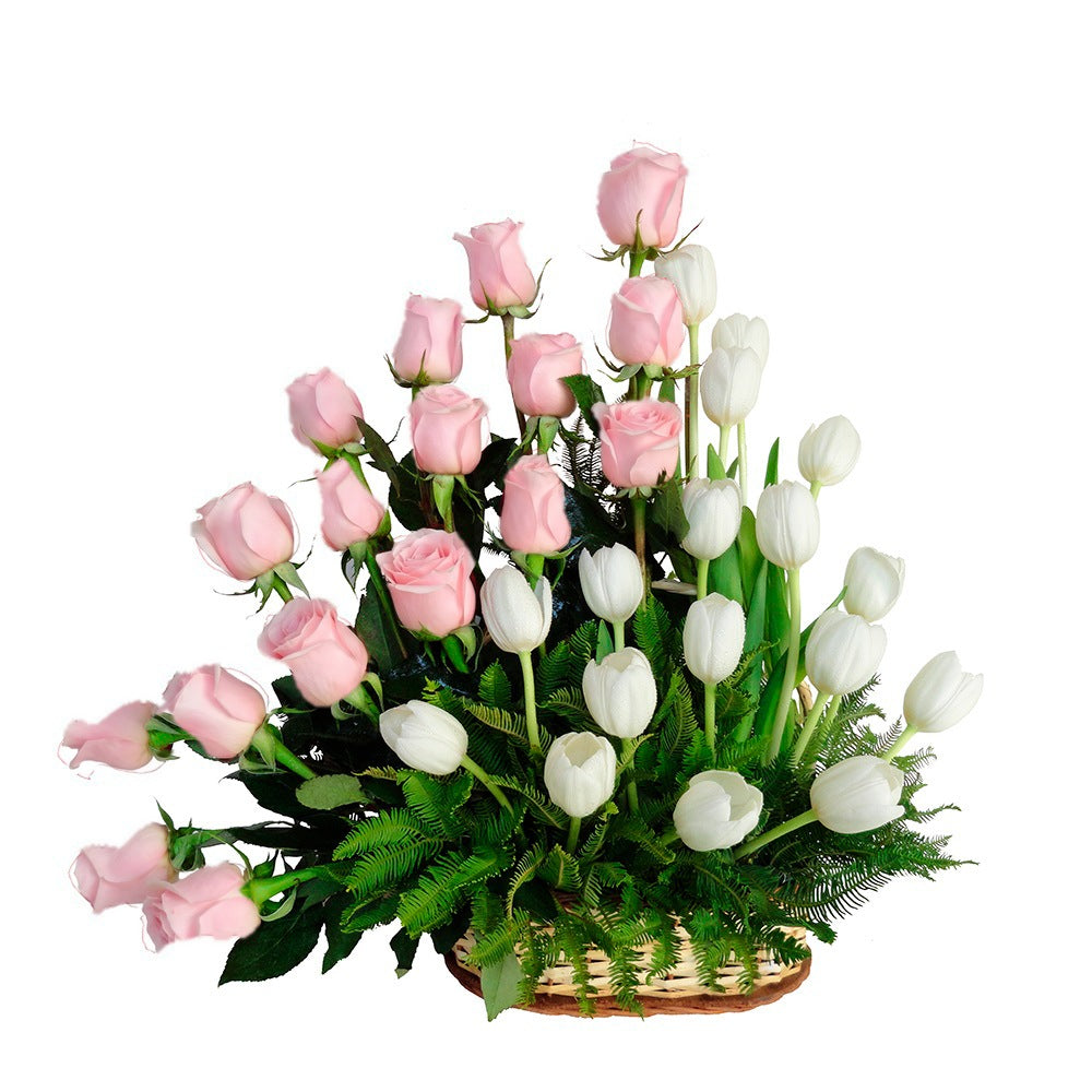 Canasta con 17 rosas y 17 tulipanes variados, rosas rosadas