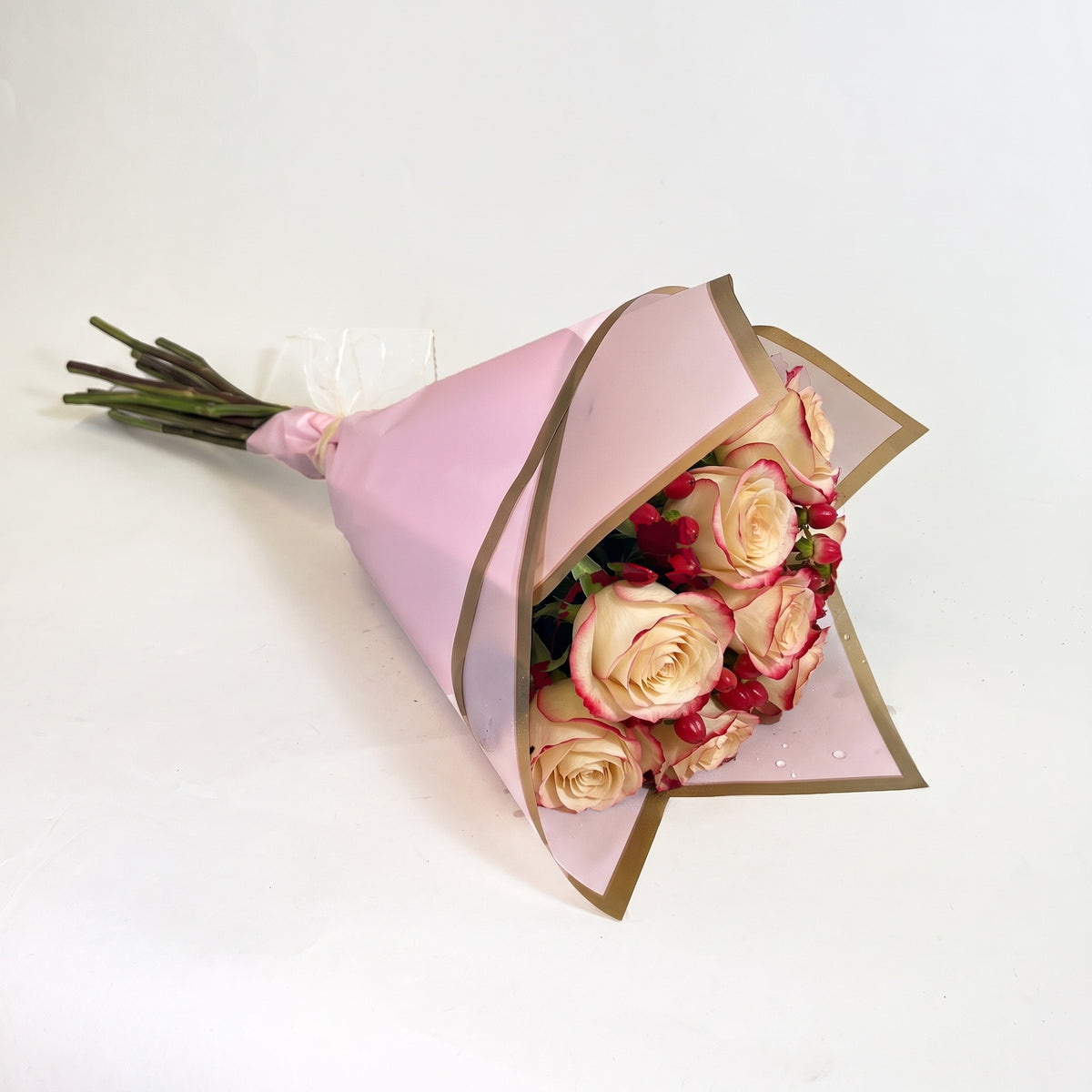 Ramo con 10 rosas en papel coreano, rosas blush (crema con borde rojo)