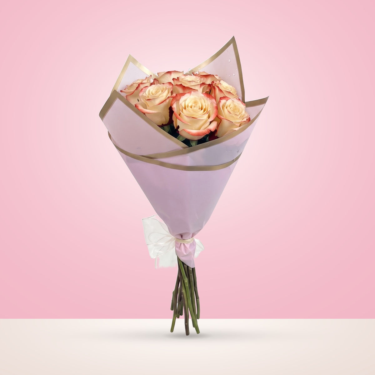 Ramo con 10 rosas en papel coreano, rosas blush (crema con borde rojo)