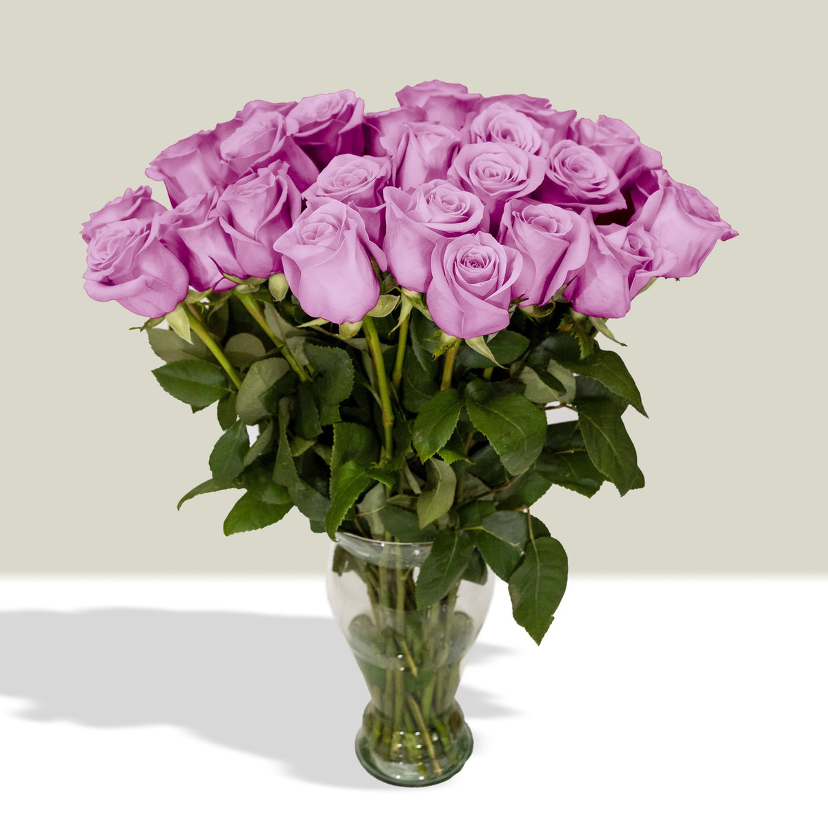 Arreglo con 30 rosas en florero modelo europeo, rosas lila
