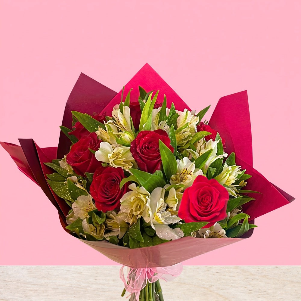 Ramo con 8 rosas y astromelia en papel coreano, rosas rojas