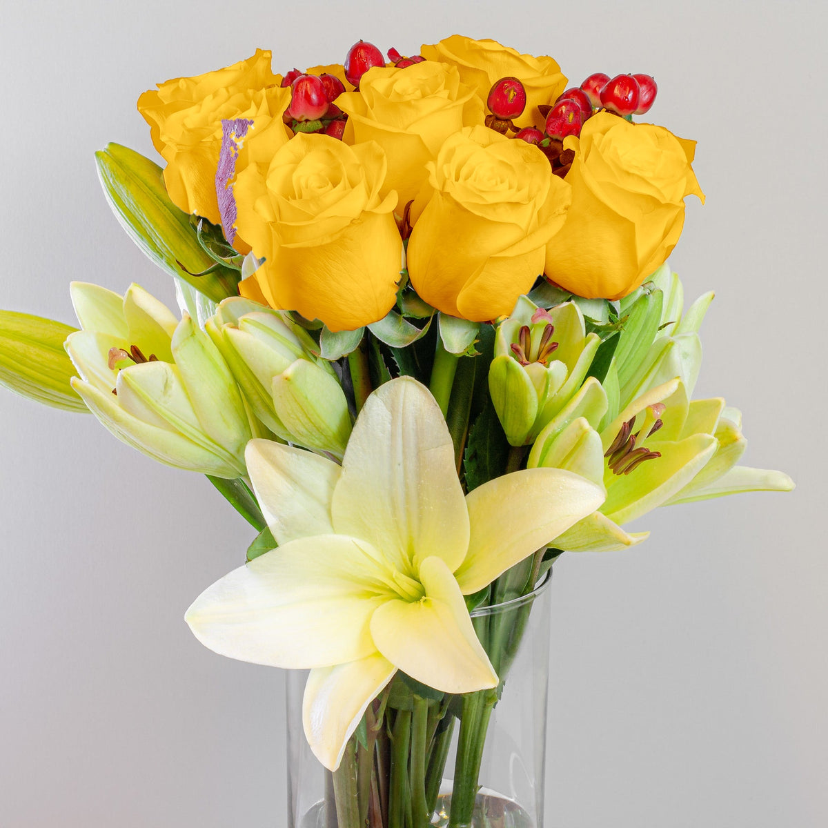 Arreglo con 10 rosas y liliums en velón, rosas amarillas