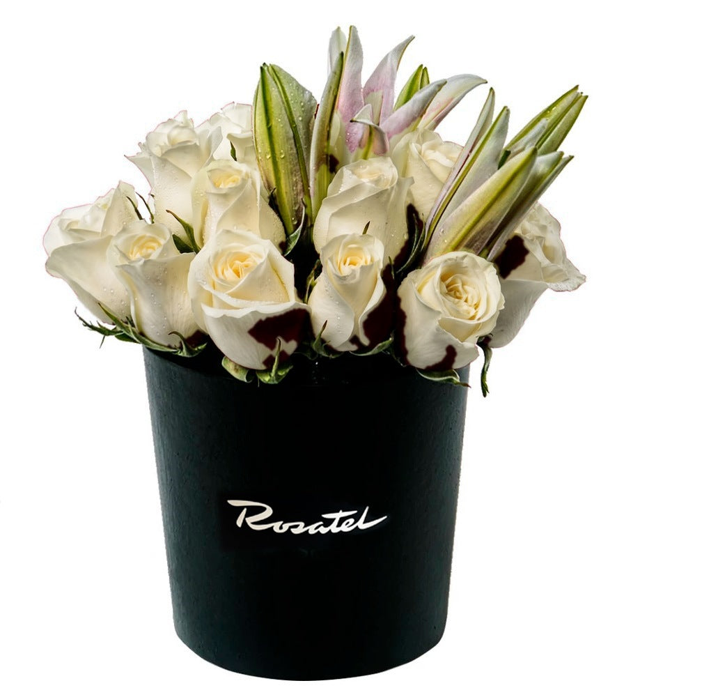 Sombrerera negra mediana con 15 rosas y lilium, rosas blancas