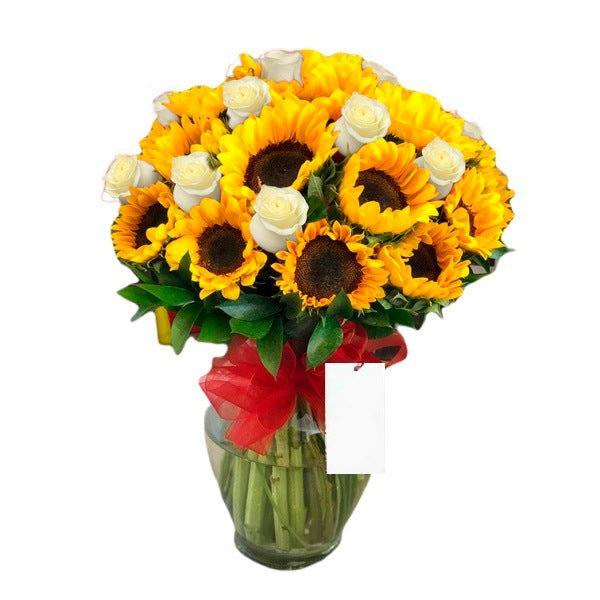 Arreglo con 15 rosas y 15 girasoles en florero samaritano, rosas blancas