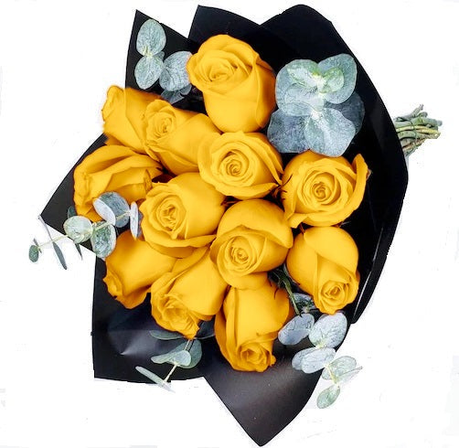 Ramo con 12 rosas y eucaliptus, rosas amarillas