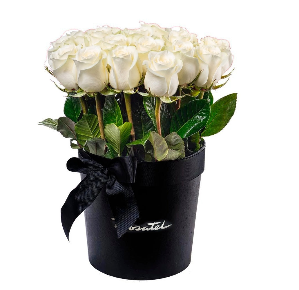 Sombrerera negra grande con 25 rosas y cinta negra, rosas blancas