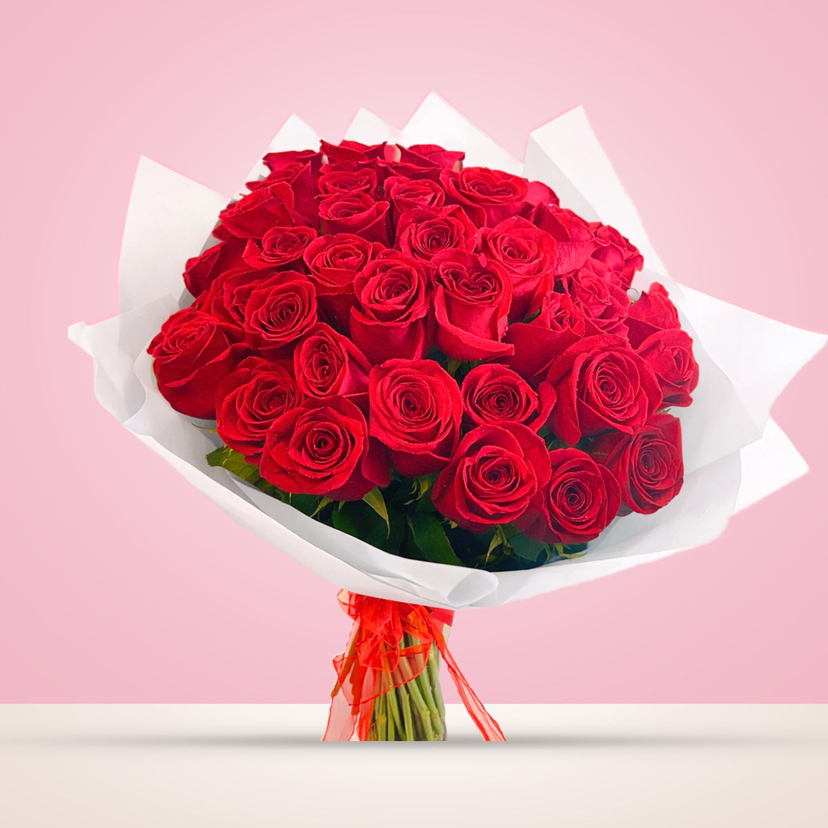 Ramo con 50 rosas rojas en papel coreano blanco