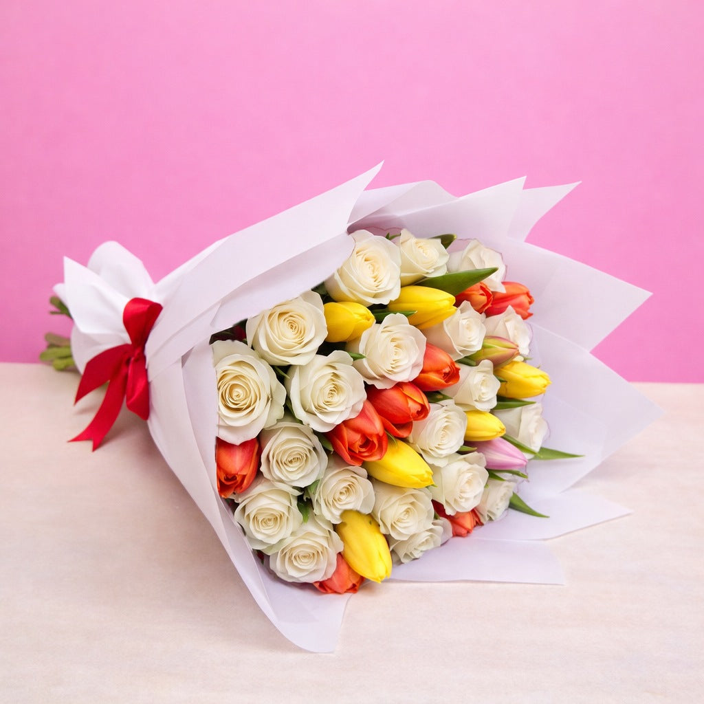 Ramo con 12 rosas blancas y 10 tulipanes variados en papel blanco