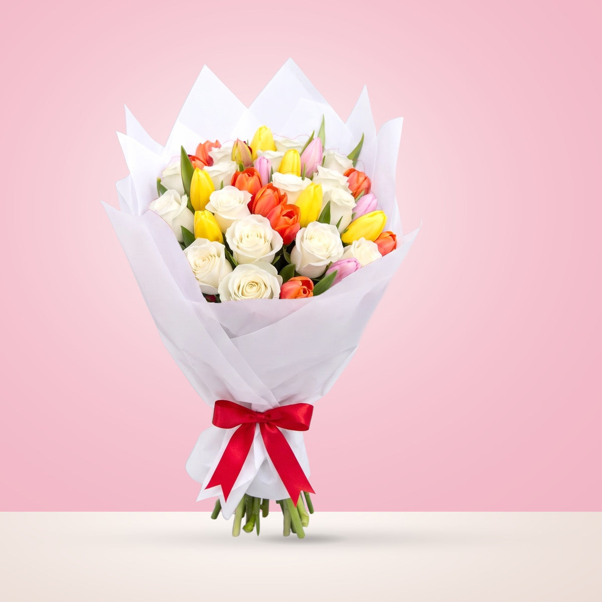 Ramo con 12 rosas blancas y 10 tulipanes variados en papel blanco