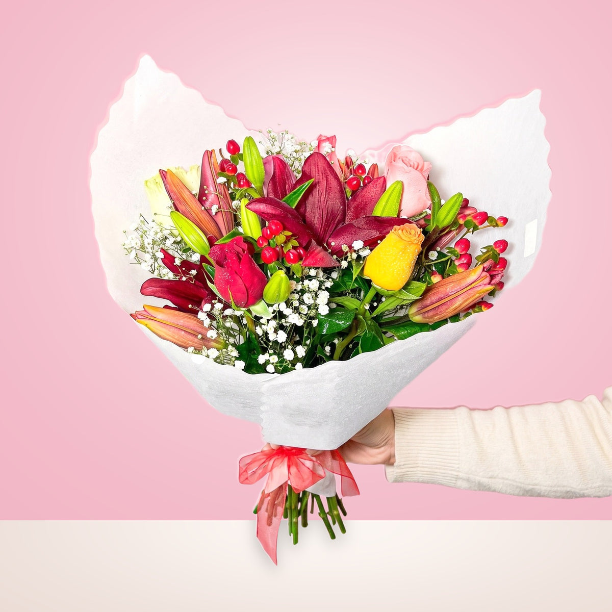 Ramo con 6 rosas y liliums entregado en mano