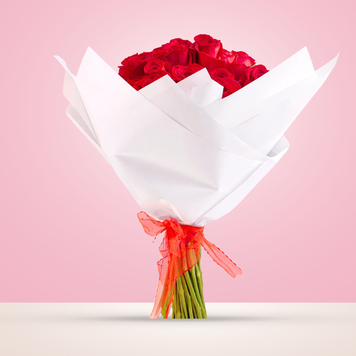 Ramo con 50 rosas rojas en papel coreano blanco, vista lateral