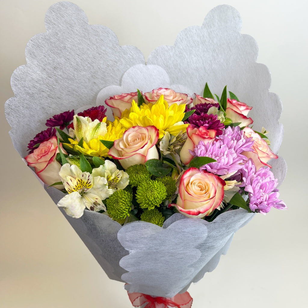 Ramo con 10 rosas y flores variadas, rosas blush (crema con borde rojo)