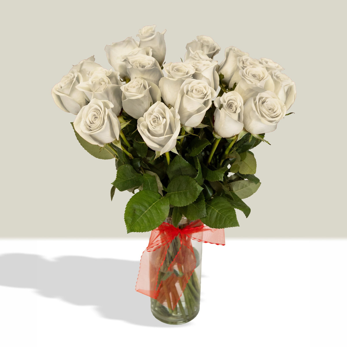 Arreglo con 24 rosas en florero velón con cinta, rosas blancas
