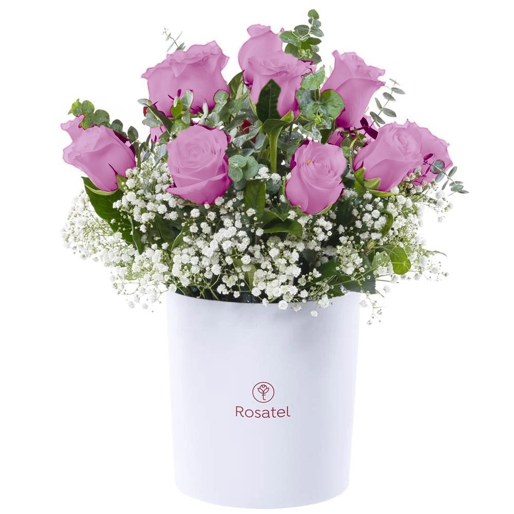 Sombrerera blanca grande con 15 rosas y gypsophila, rosas lila