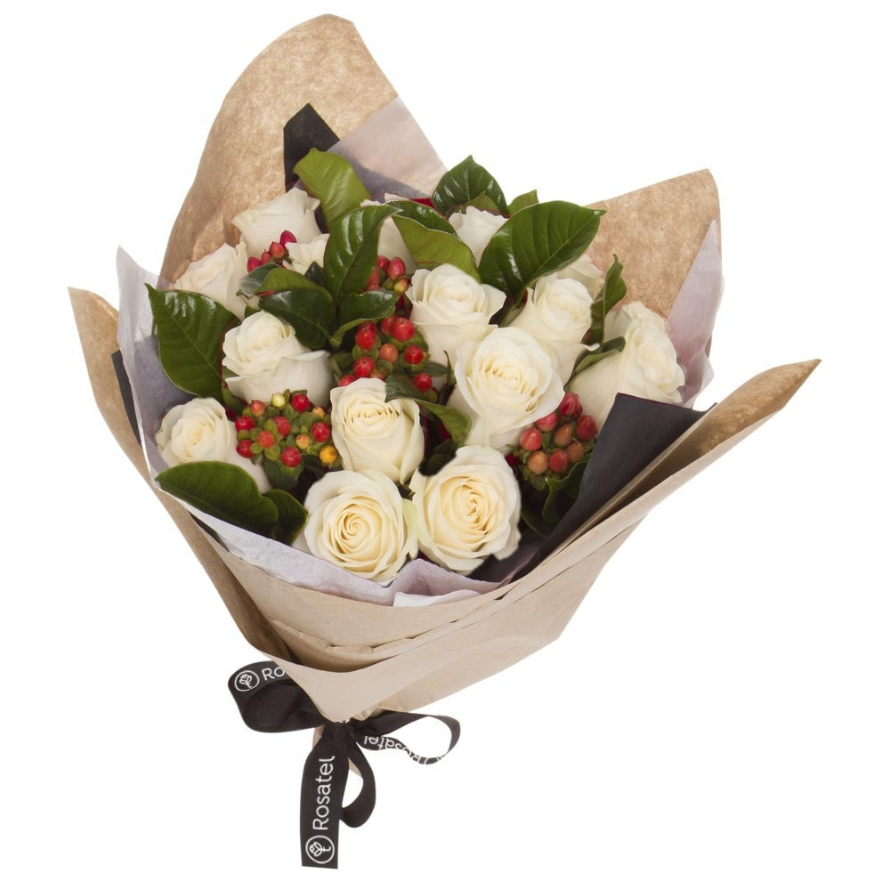 Ramo con 15 rosas e hiperycum, rosas blancas