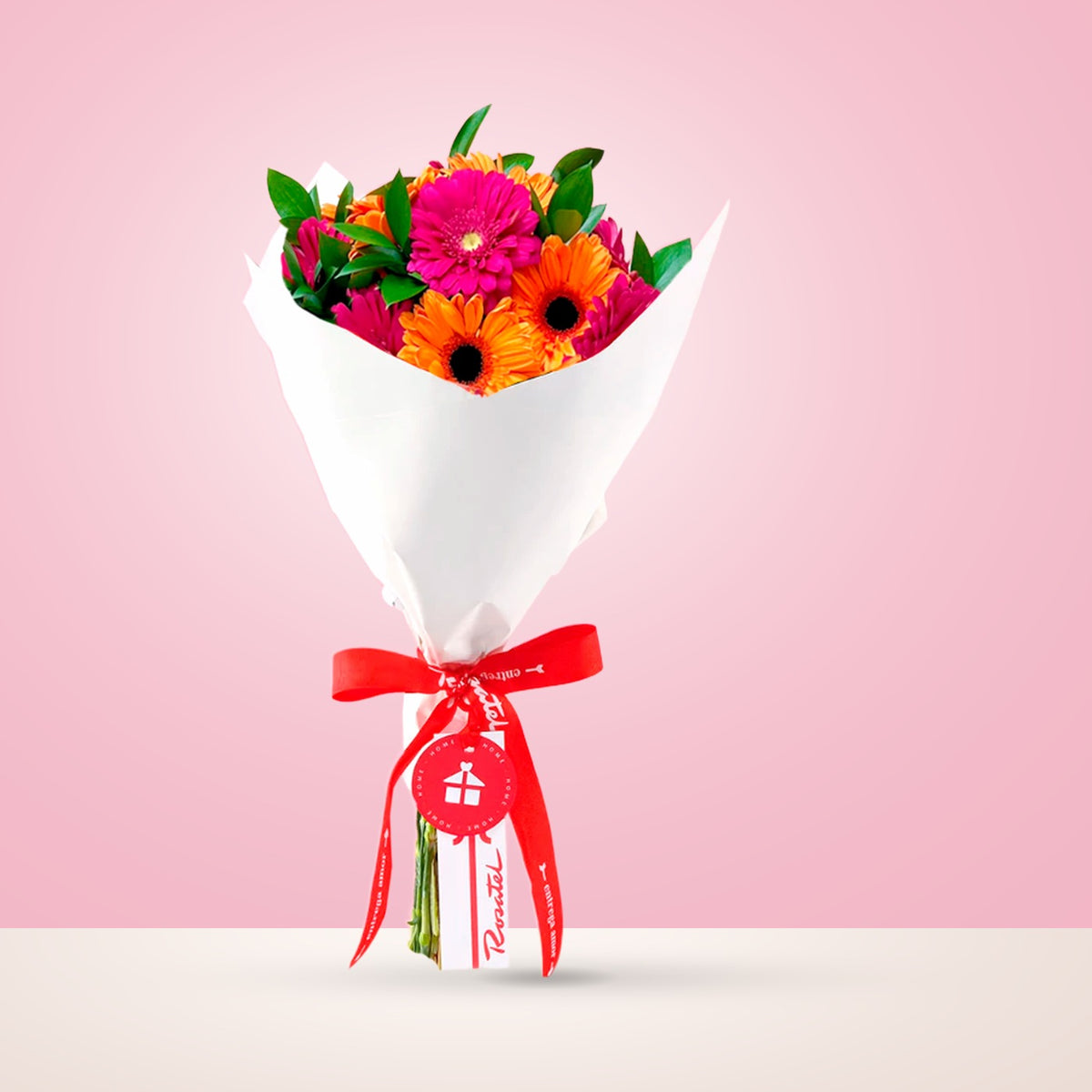 Ramo de gerberas y ruscus en papel coreano