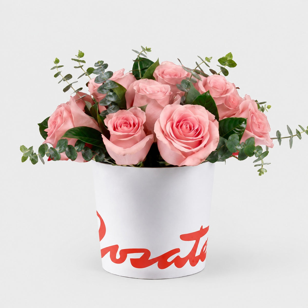 Sombrerera blanca mediana con 12 rosas y eucalipto, rosas rosadas