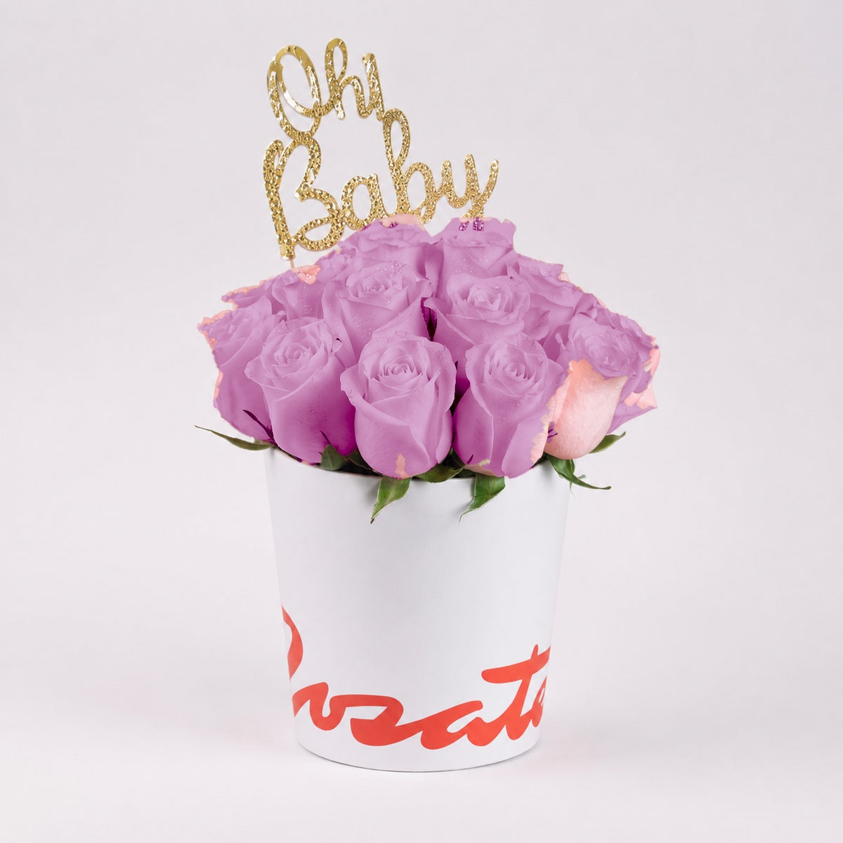 Sombrerera blanca mediana con 21 rosas y varilla Oh Baby, rosas lila