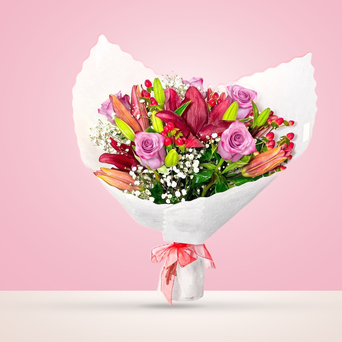 Ramo con 6 rosas lila y liliums