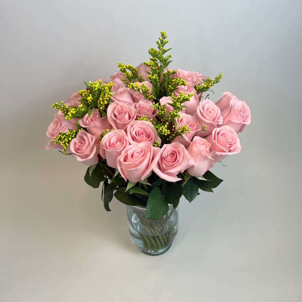 Arreglo con 30 rosas y follaje en base candelabro, rosas rosadas
