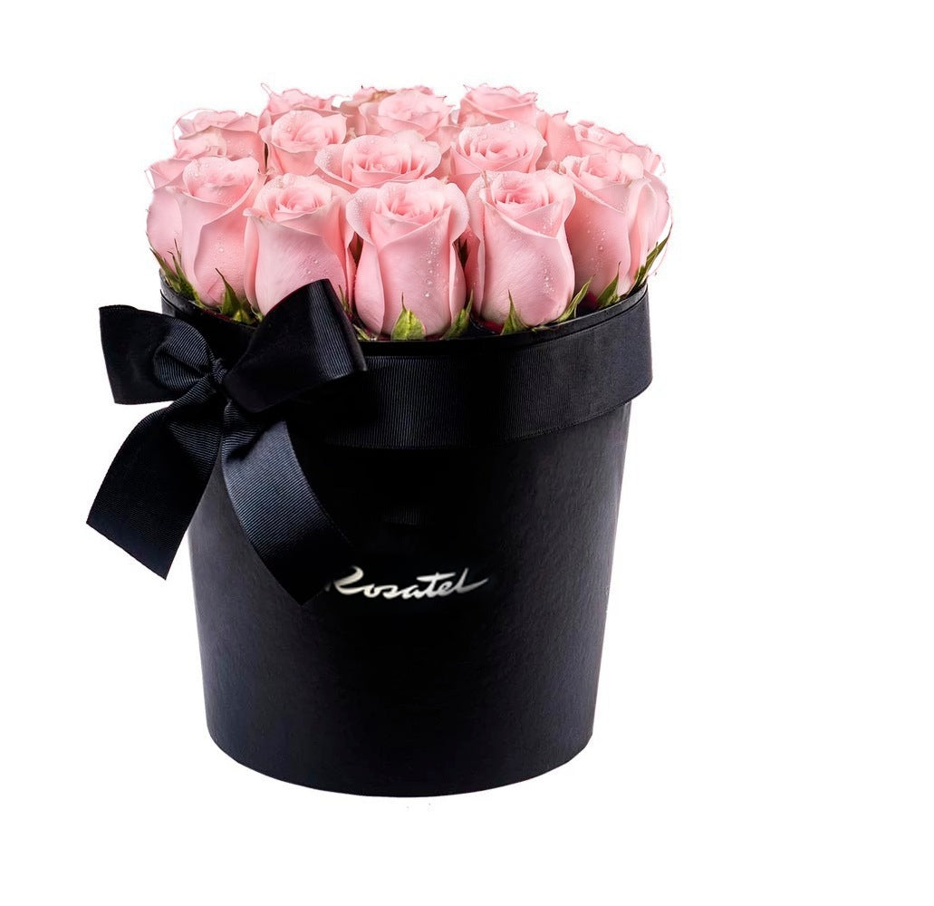 Sombrerera negra grande con 20 rosas y cinta, rosas rosadas