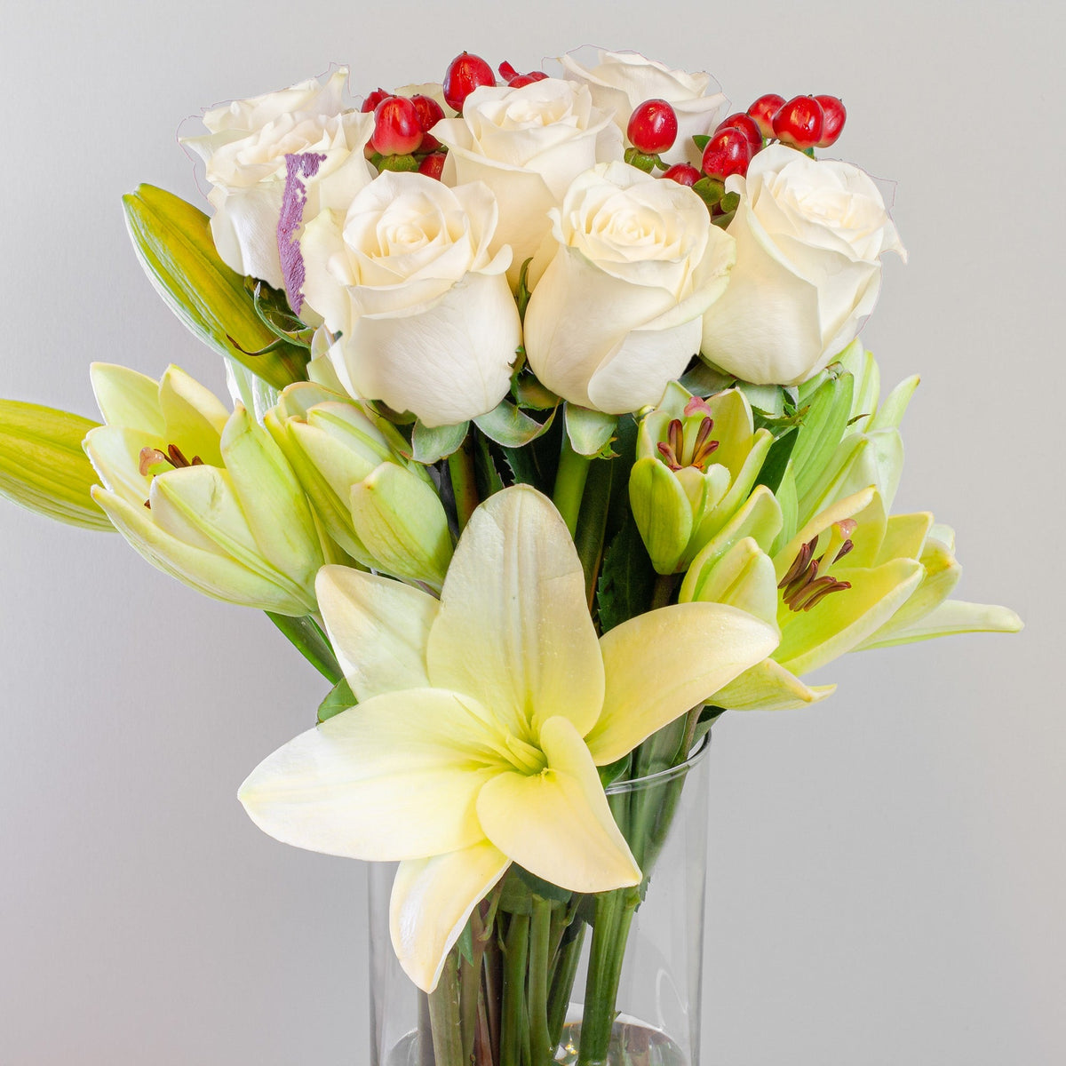 Arreglo con 10 rosas y liliums en velón, rosas blancas