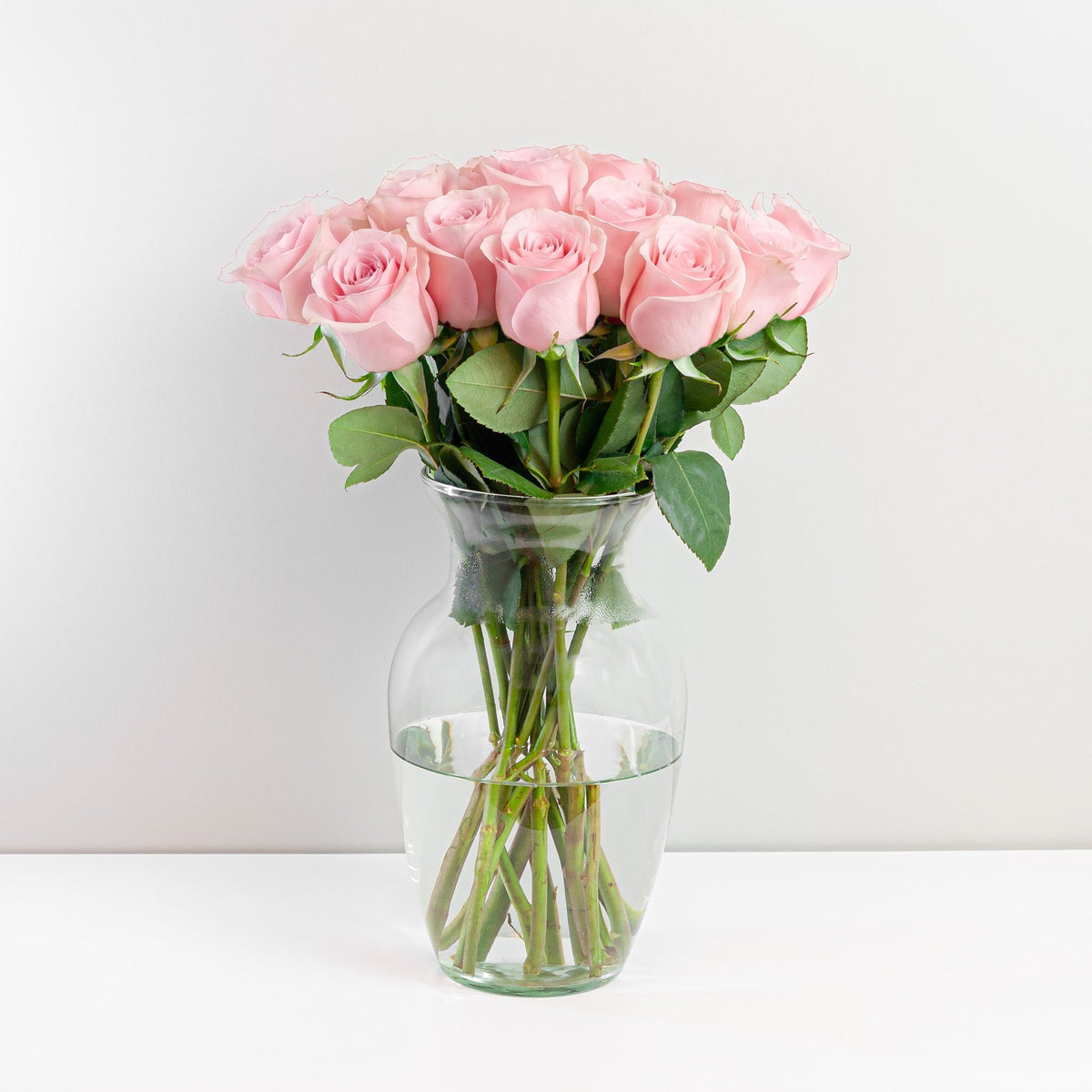 Arreglo con 15 rosas en base samaritano, rosas rosadas