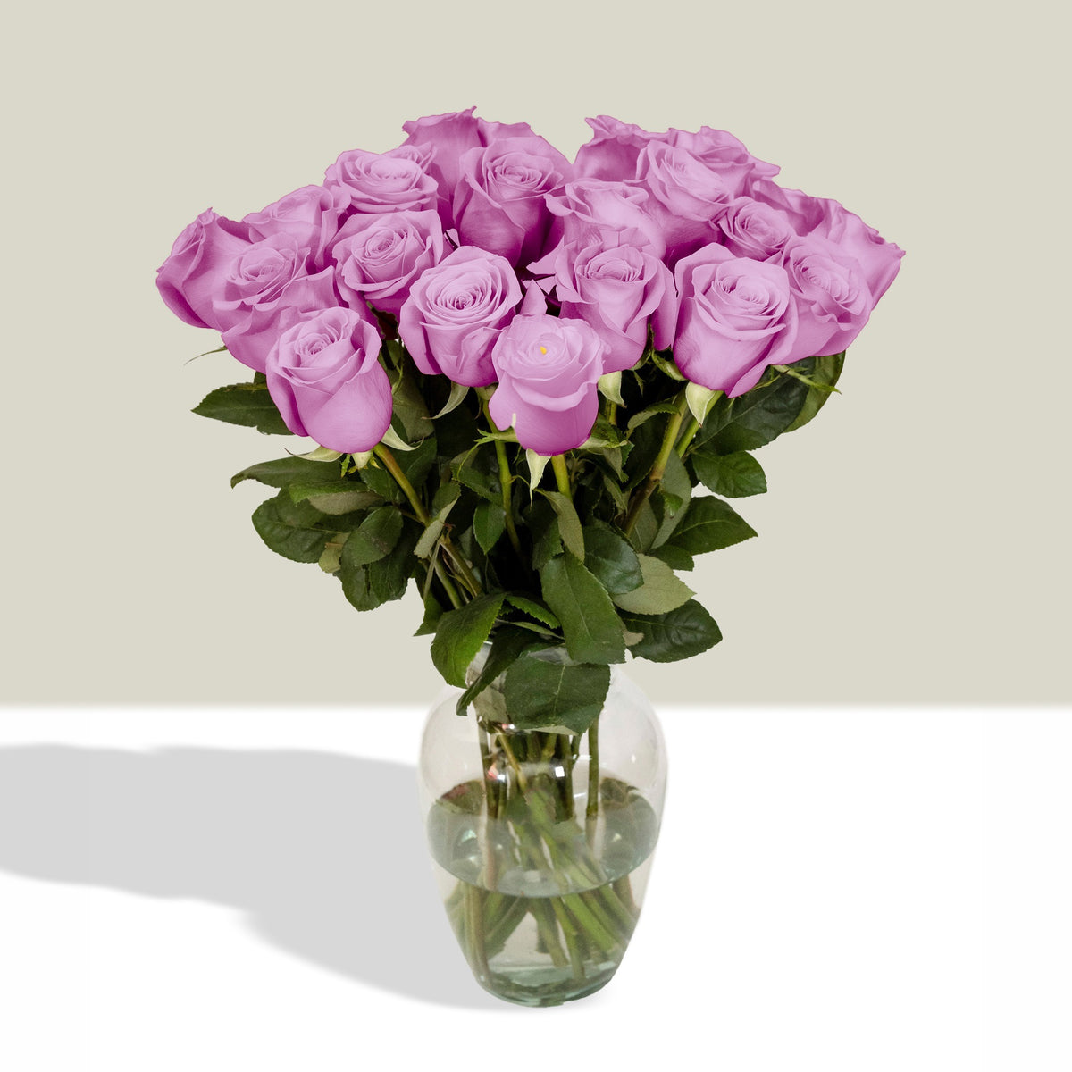 Arreglo con 24 rosas en florero samaritano, rosas lila