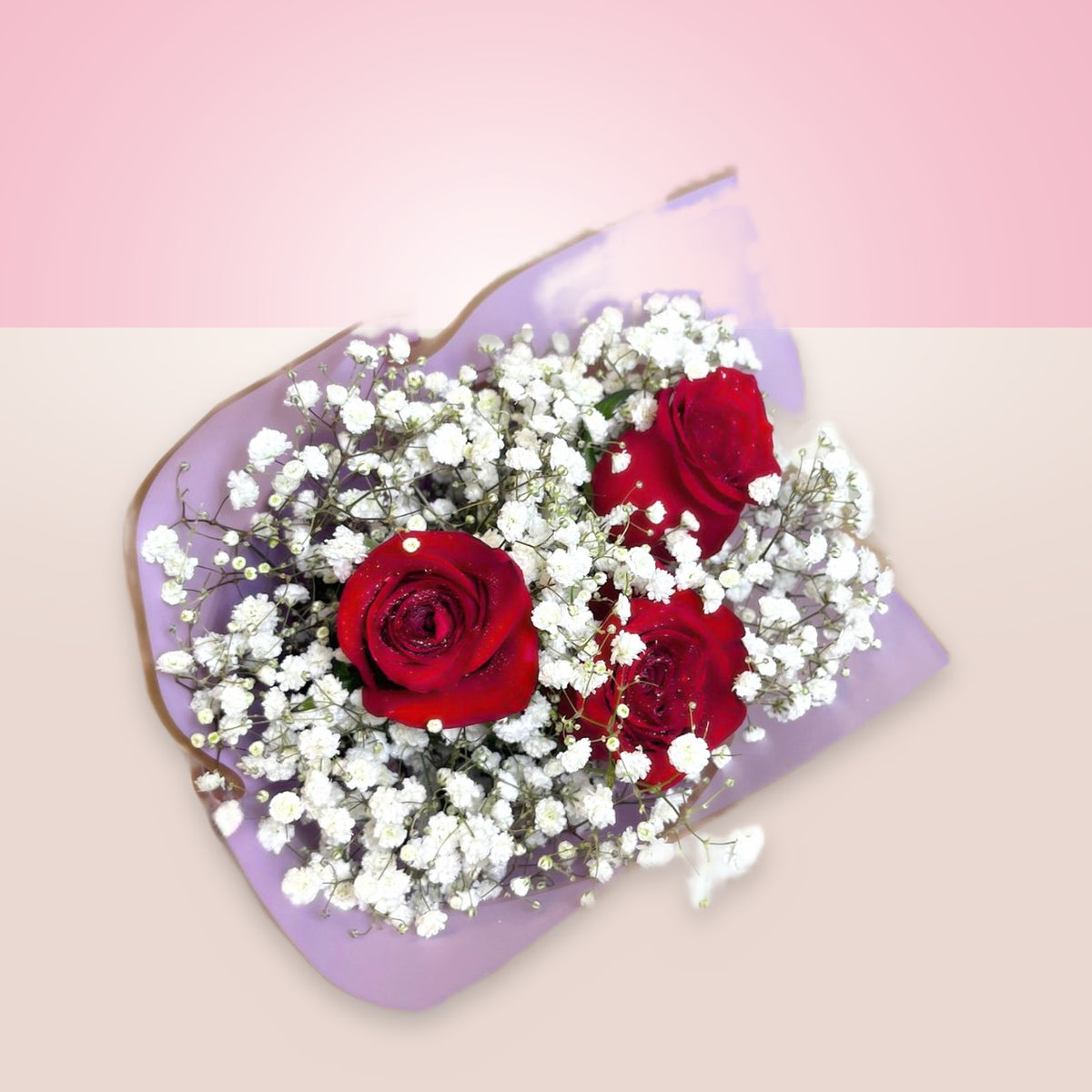 Ramo de 3 rosas rojas con gypsofilia en papel morado