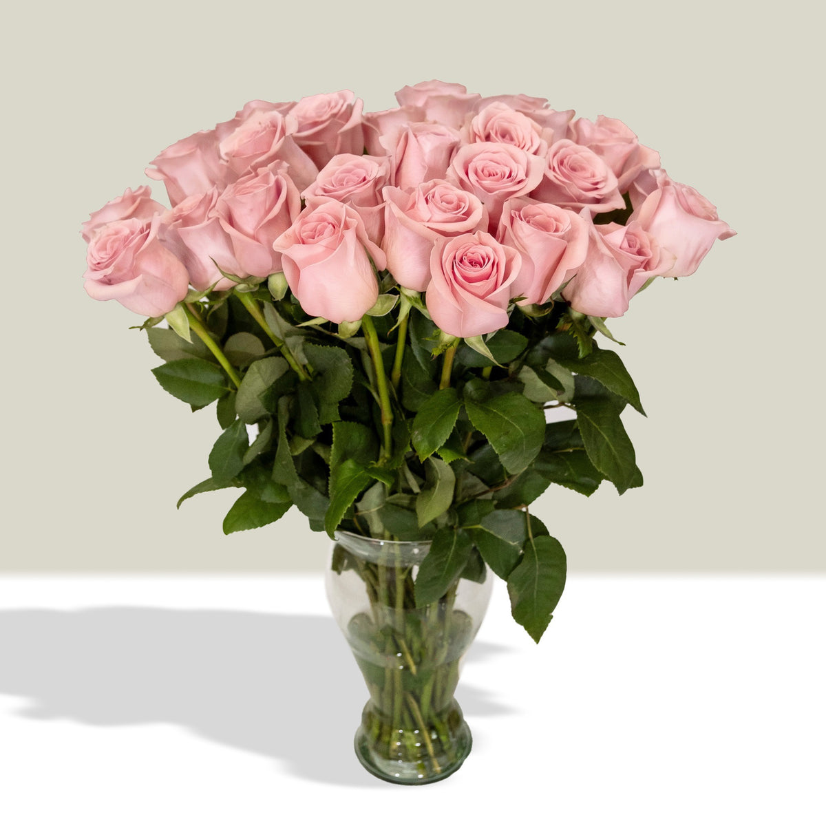 Arreglo con 30 rosas en florero modelo europeo, rosas rosadas