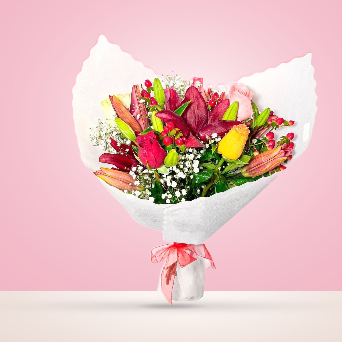 Ramo con 6 rosas variadas y liliums