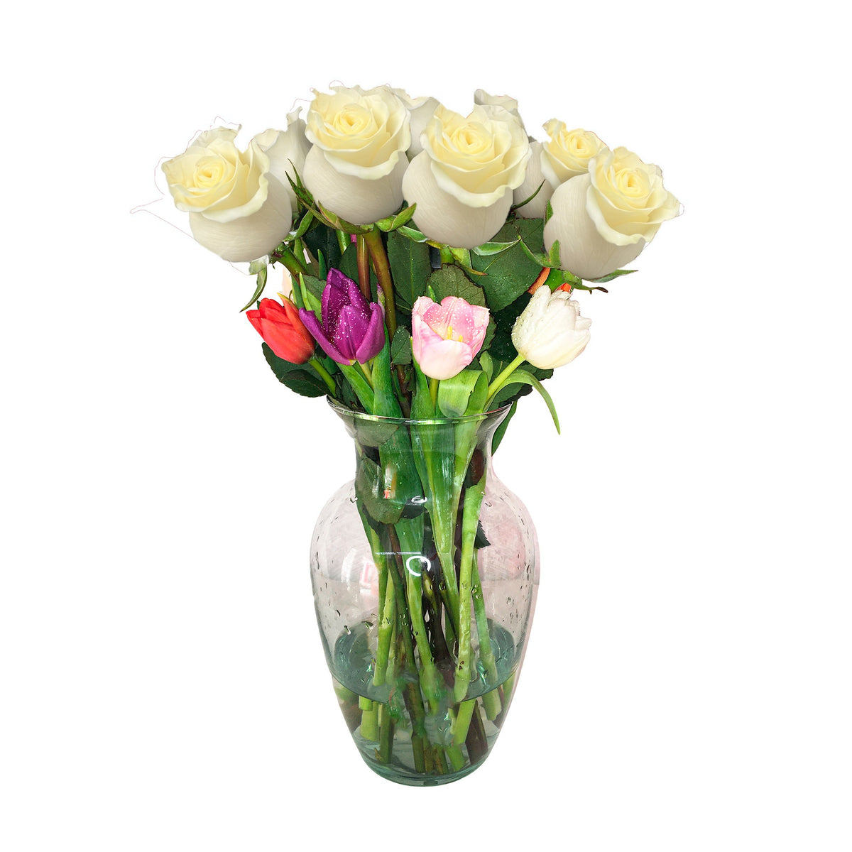 Arreglo con 12 rosas y 10 tulipanes variados en florero samaritano, rosas blancas