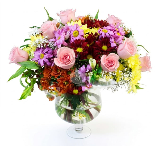 Arreglo con 6 rosas y flores variadas en florero copón, rosas rosadas