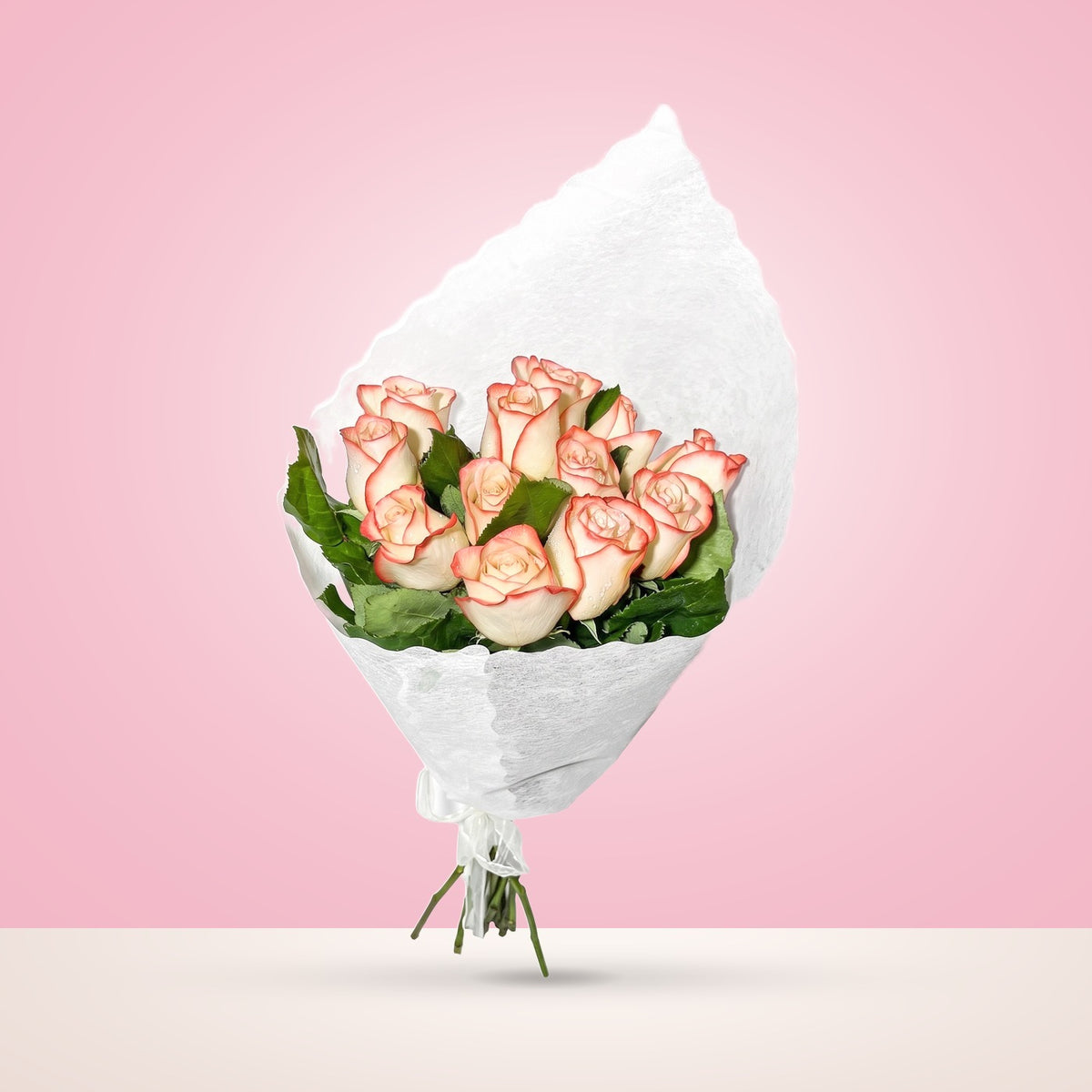 Ramo con 12 rosas, rosas blush (crema con borde rojo)