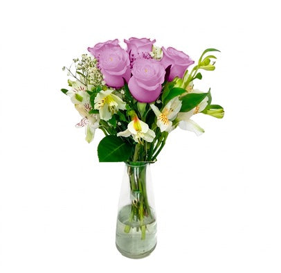 Arreglo con 5 rosas y astromelias en florero gélida, rosas lila