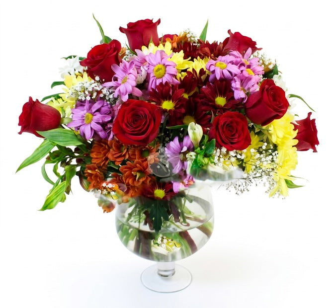 Arreglo con 6 rosas y flores variadas en florero copón, rosas rojas