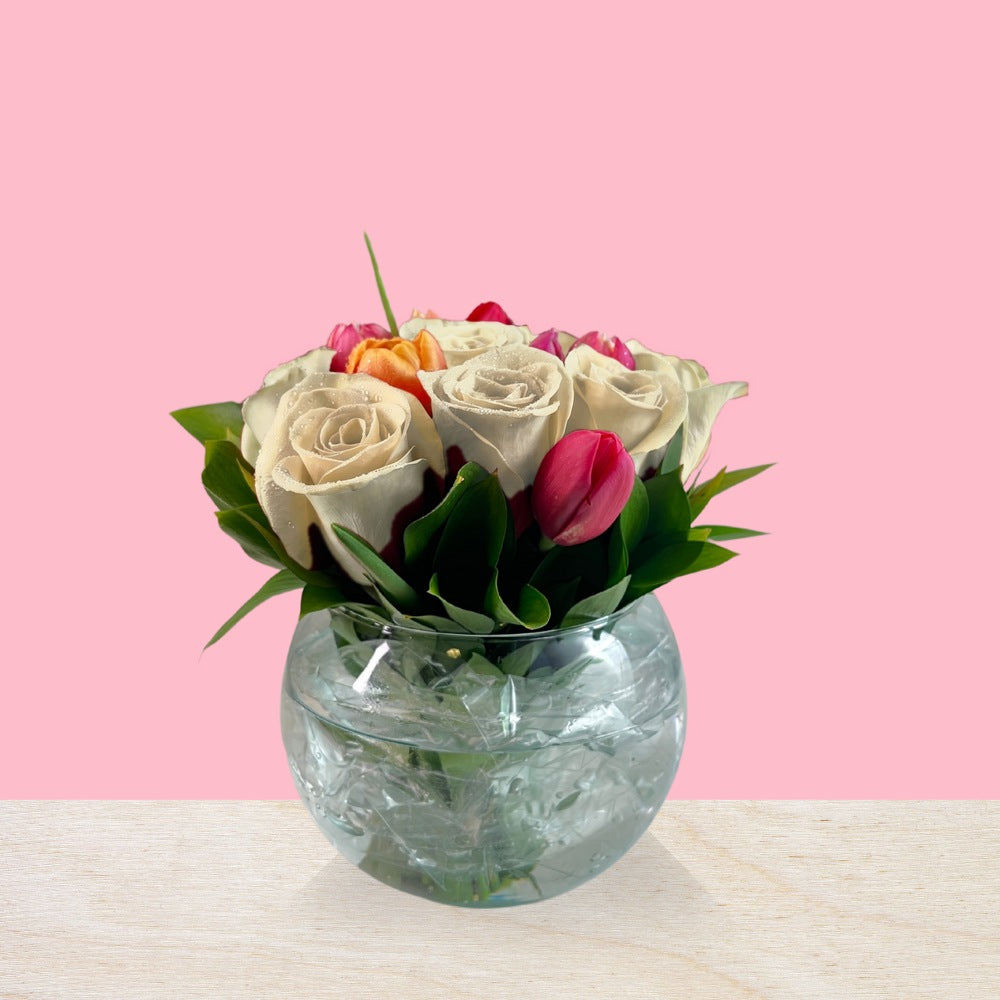 Arreglo con 9 rosas y 8 tulipanes variados en pecera mediana, rosas blancas