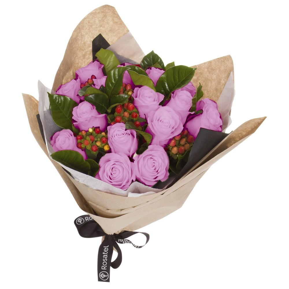 Ramo con 15 rosas e hiperycum, rosas lila