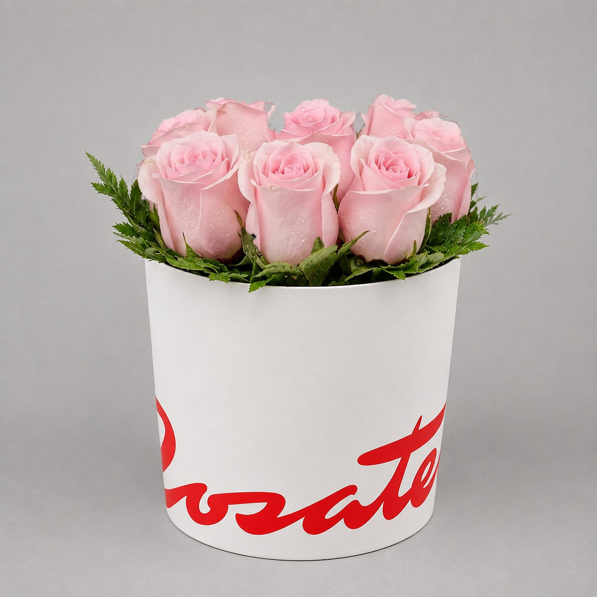 Sombrerera blanca mediana con 9 rosas, rosas rosadas