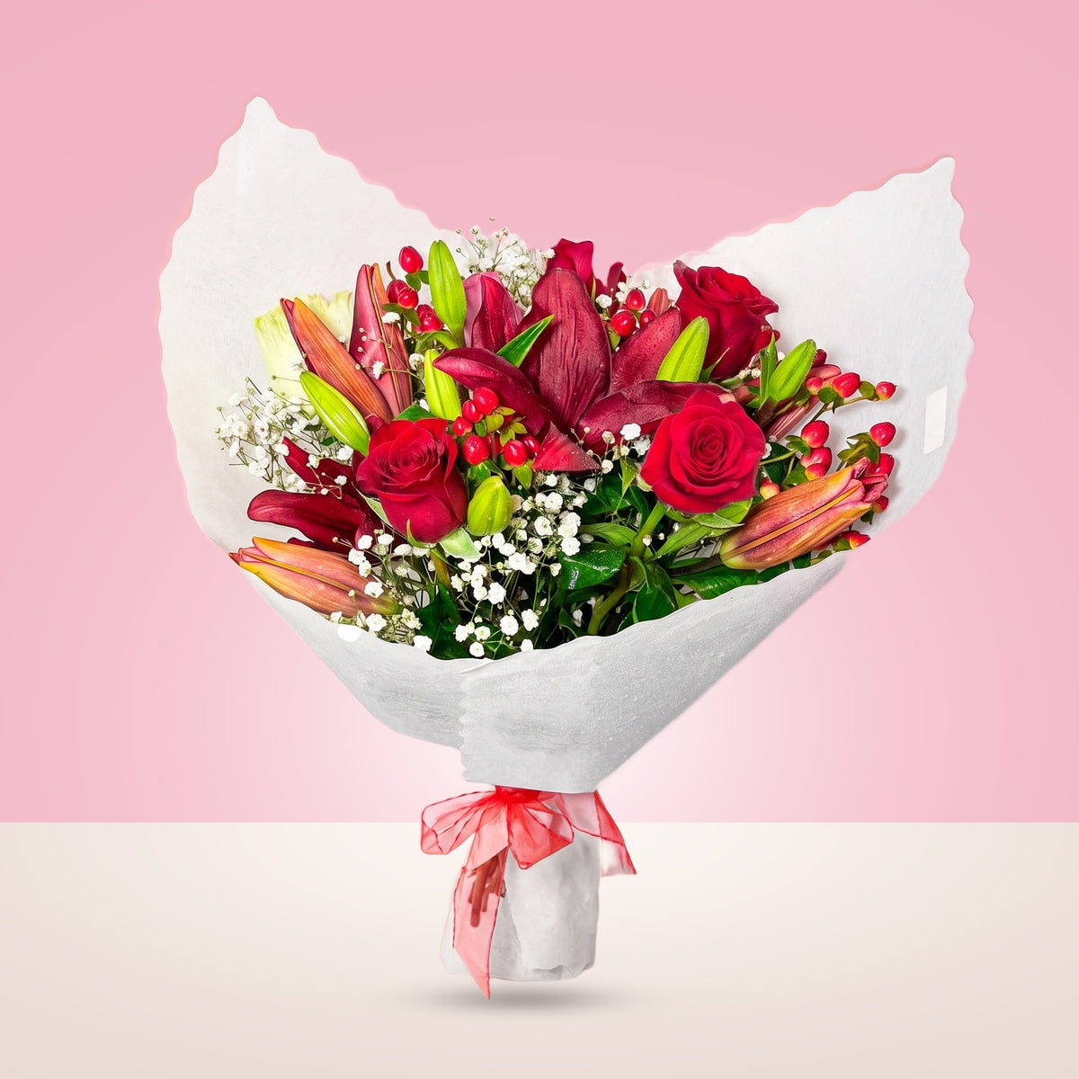 Ramo con 6 rosas rojas y liliums
