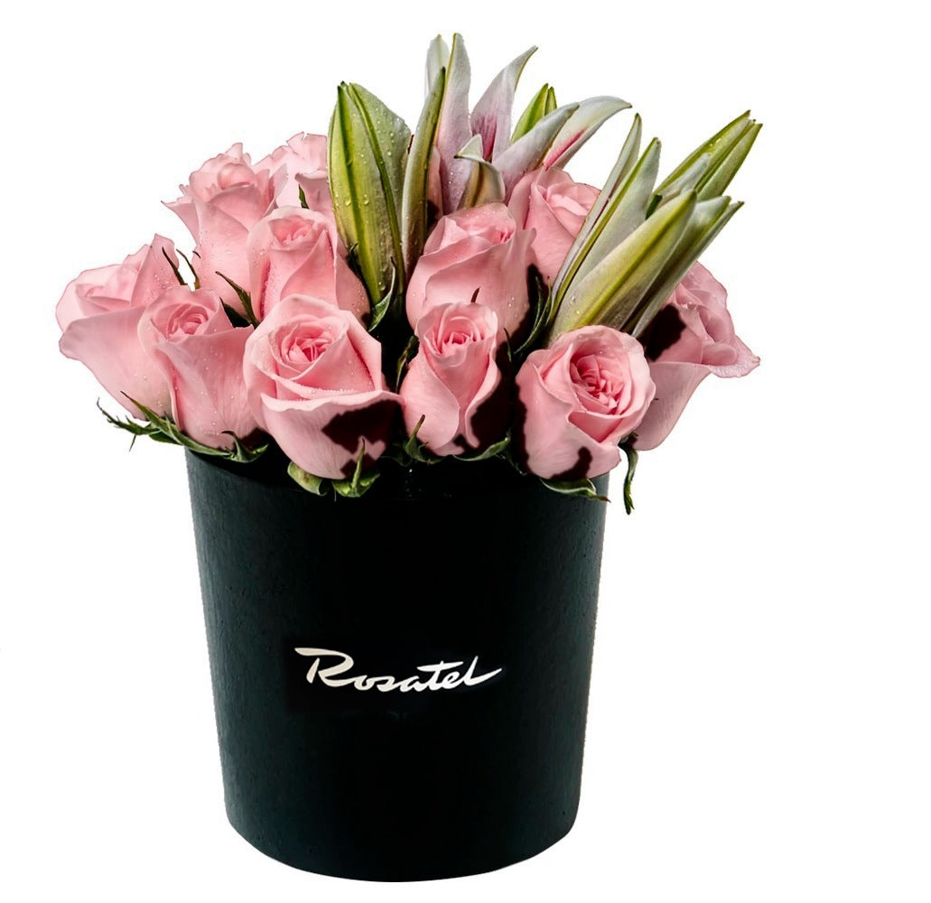 Sombrerera negra mediana con 15 rosas y lilium, rosas rosadas