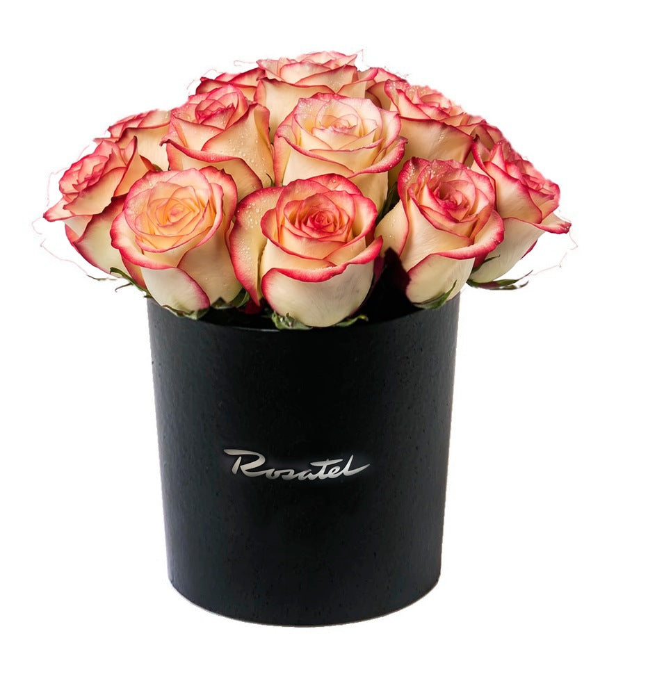 Sombrerera negra mediana con 15 rosas, rosas blush (crema con borde rojo)
