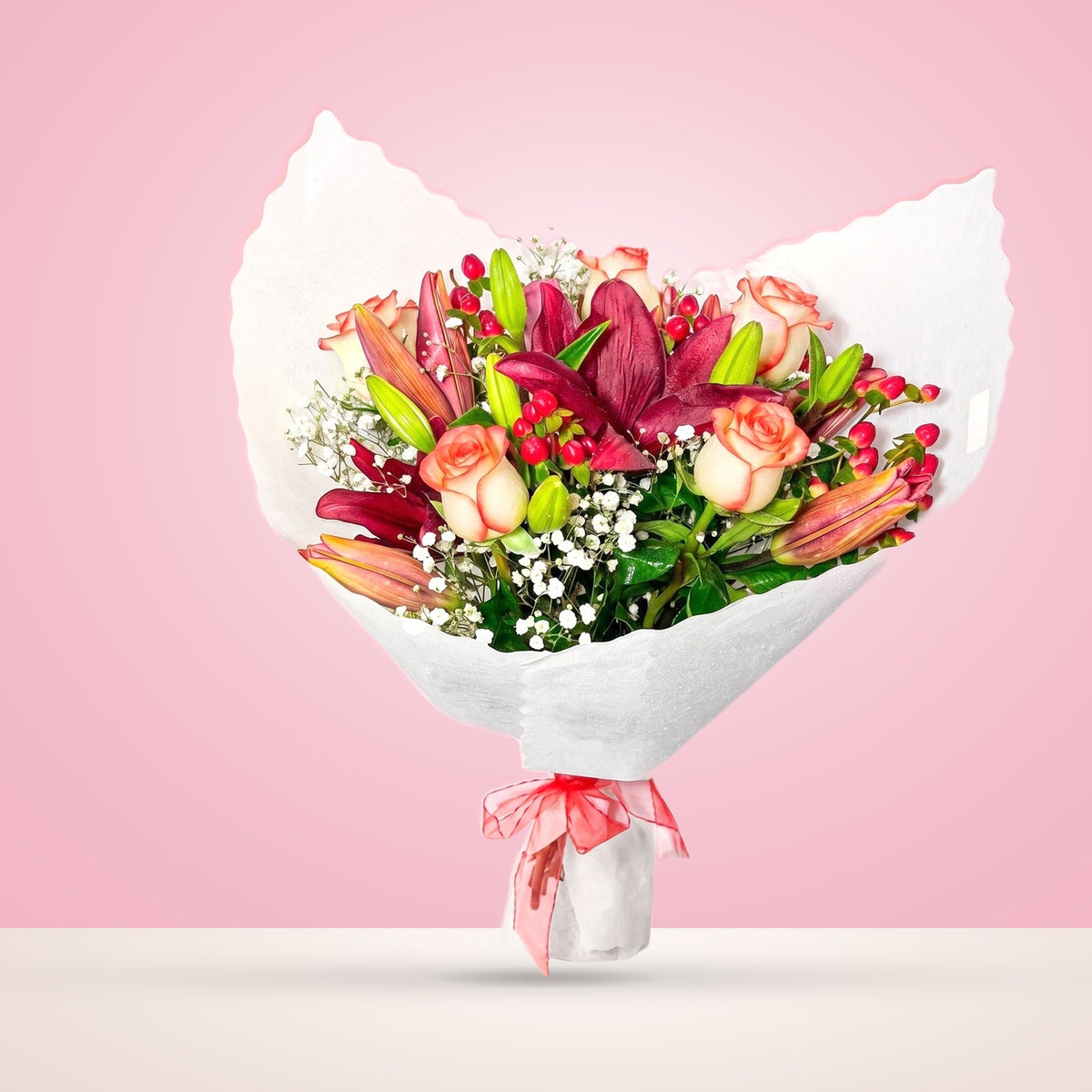 Ramo con 6 rosas blush y liliums
