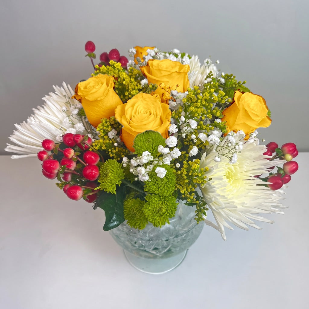 Arreglo con 5 rosas, spider y follaje en florero copón, rosas amarillas