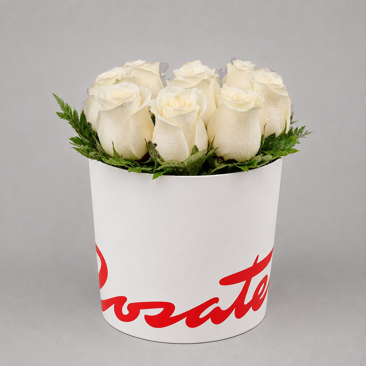 Sombrerera blanca mediana con 9 rosas, rosas blancas