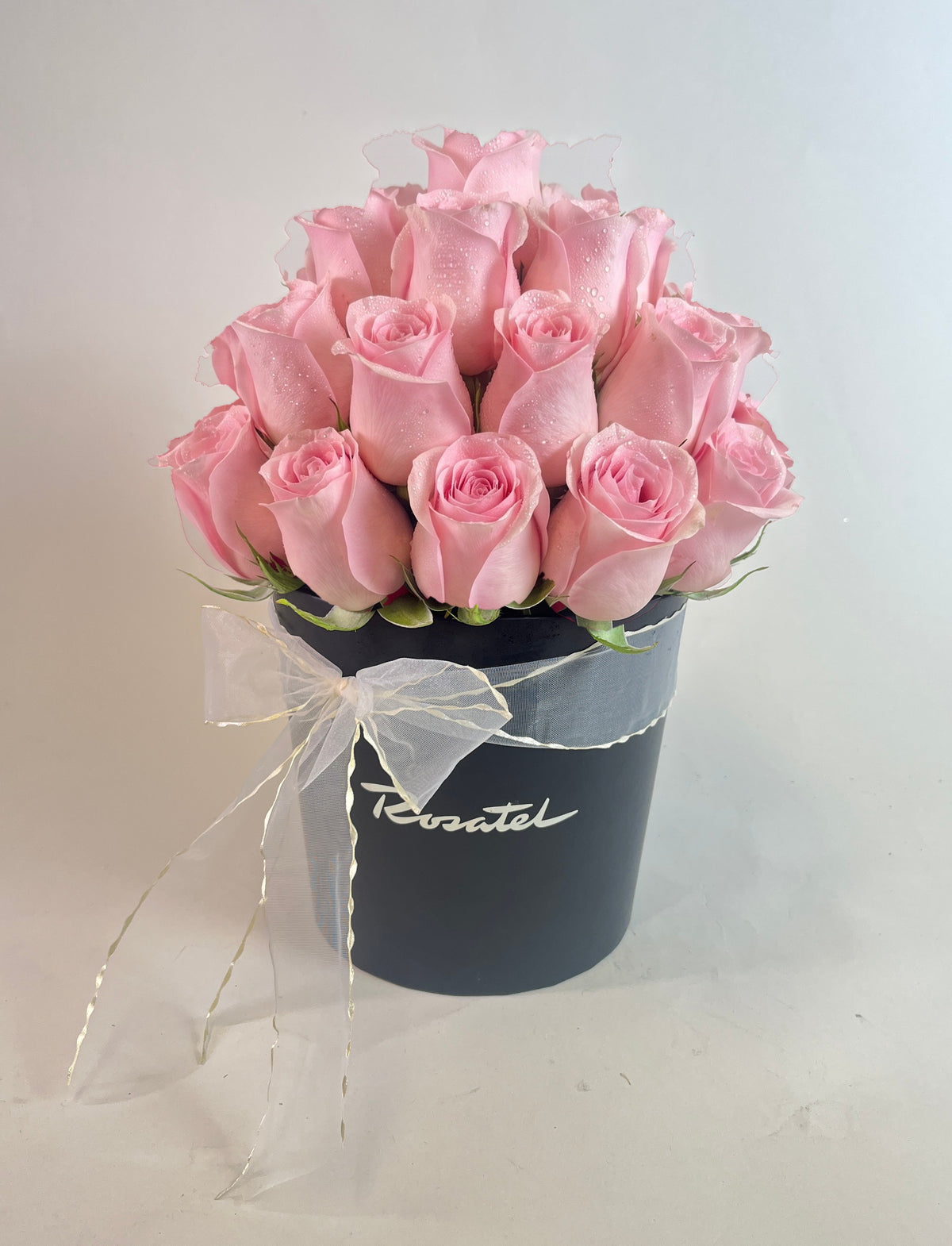 Sombrerera negra mediana con 30 rosas, rosas rosadas