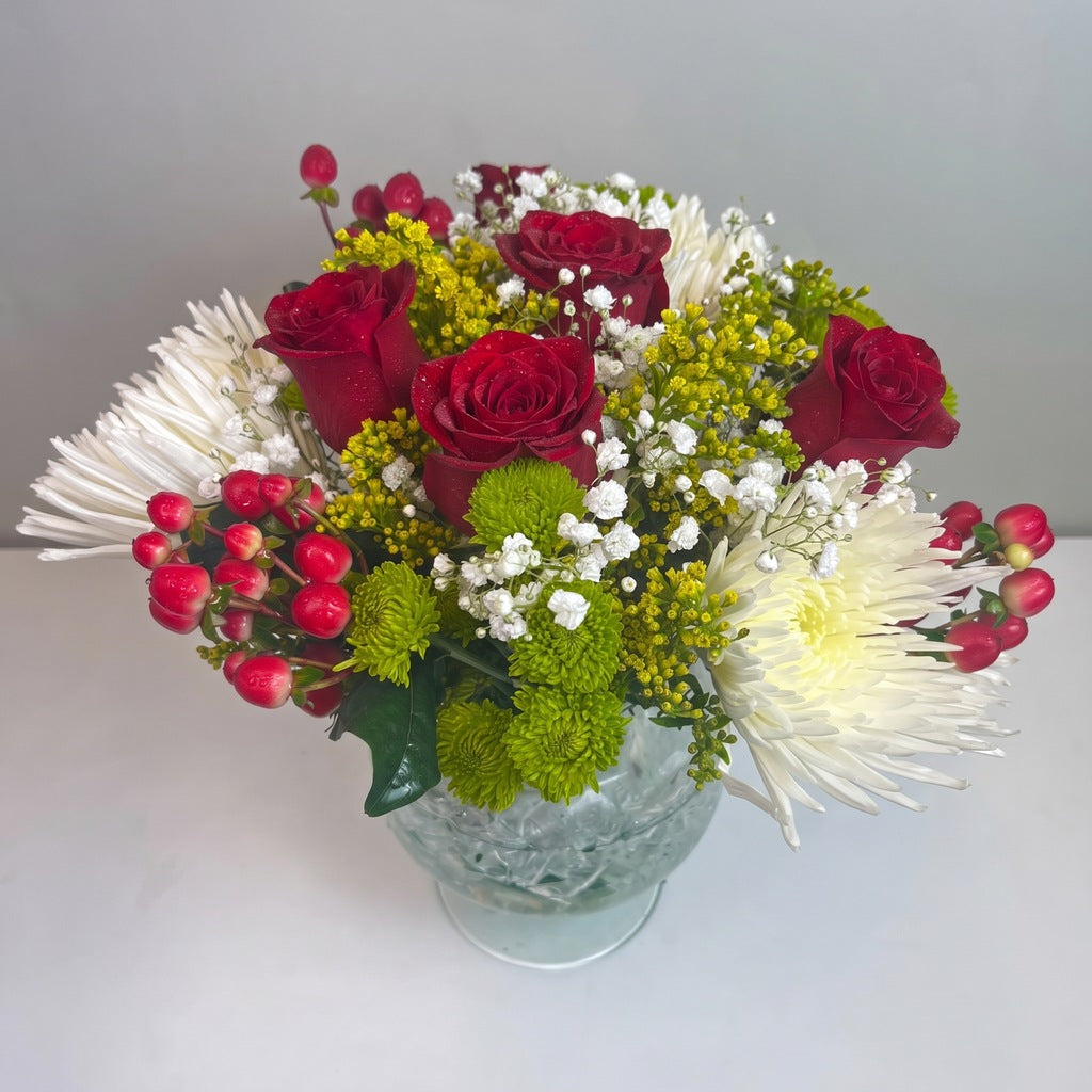 Arreglo con 5 rosas, spider y follaje en florero copón, rosas rojas