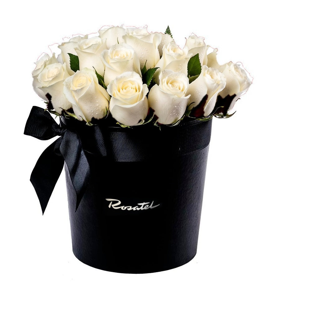 Sombrerera negra grande con 24 rosas y cinta negra, rosas blancas